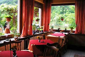 Unser Gastraum mit Blick auf Mosel und Terrasse