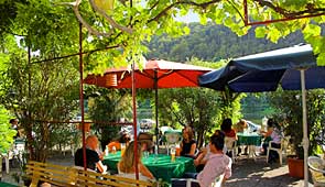 Viel Platz und guter Service auf unserer Mosel-Terrasse