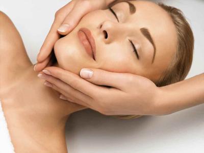 Gesichtsmassage und Gesichtsbehandlung